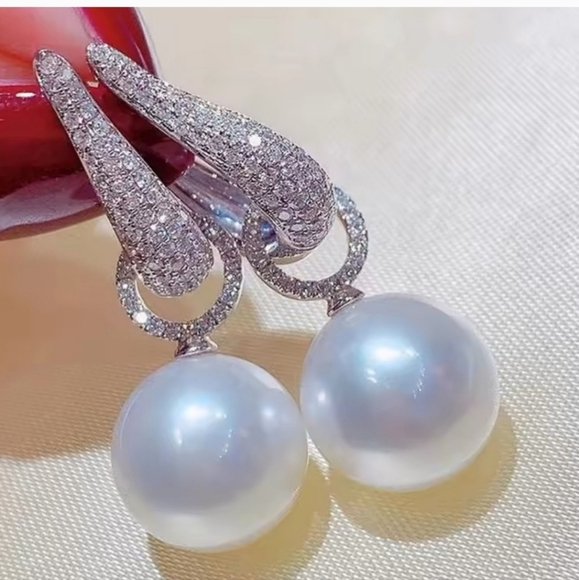 ❗️5/$25❗️ Elegant Silver and Pearl Drop Earrings - Picture 1 of 1